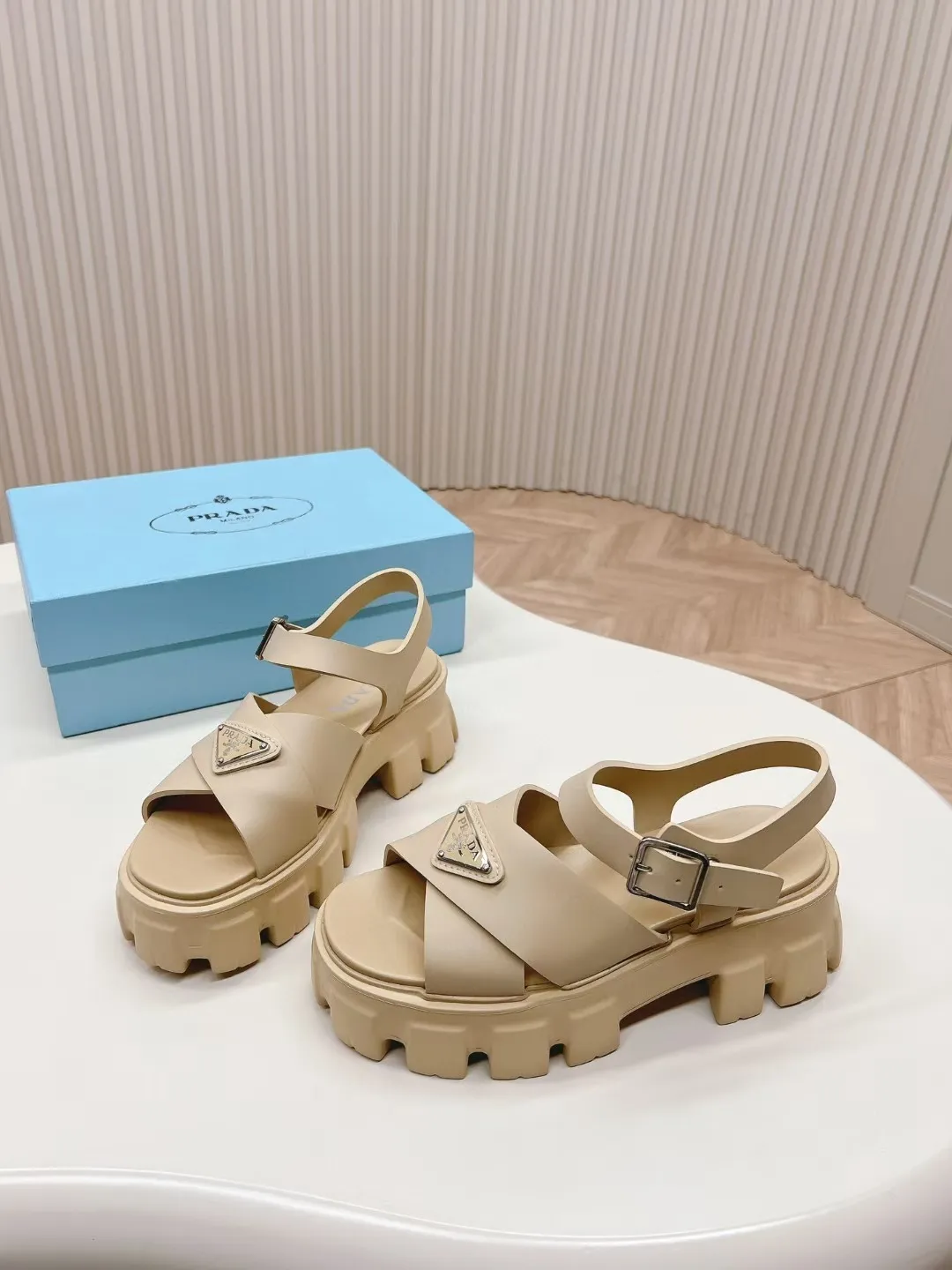 👟👟Ex-factory price 440👟👟 Prada's new spring and summer sawtooth Roman thick-soled rubber sandals, retro, fashionable and avant-garde gear teeth 55mm, thick-soled soles with rubber uppers, making the whole pair of shoes light and comfortable, bright colors, satisfying a variety of choices for fashionable people with different styles! The iconic metal triangle logo is paired with the shape of ancient beach sandals. Every design element is fashionable! Code number 35-40